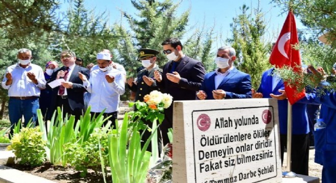 '15 Temmuz şehitlerine rahmet, FETÖ iblisine lanet'