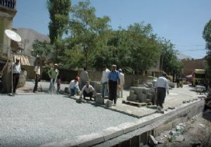 Tarihi Eserlerin Etrafına Kilit Taşı Döşeniyor