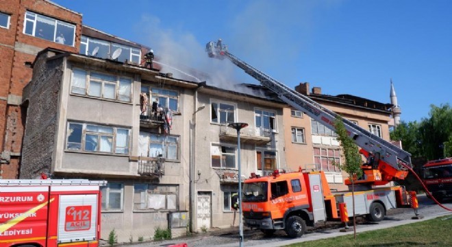 3 evin çatısı kullanılmaz hale geldi