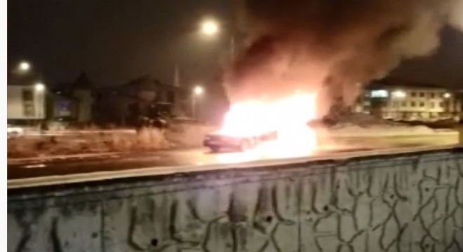 Aziziye'de seyir halindeki araç yandı