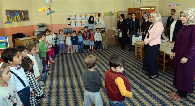 Azizoğlu, Karayazı'da çocuklarla bir araya geldi