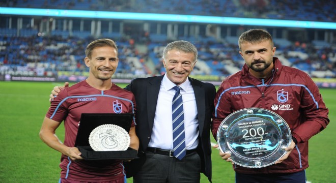 Ağaoğlu, Onur ve Pereira'ya plaket verdi