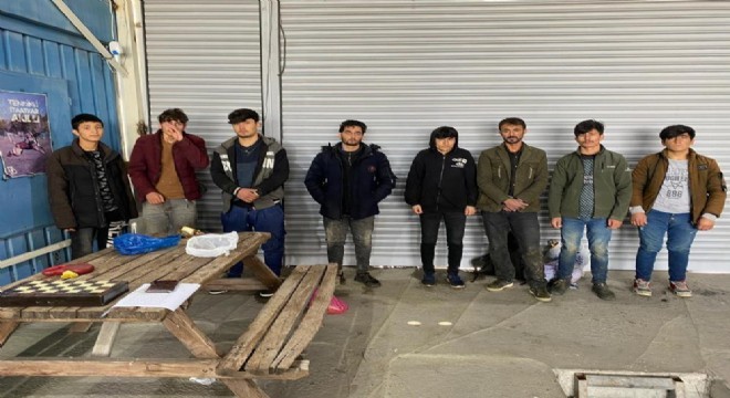 Ağrı'da samanların arasında 8 düzensiz göçmen yakalandı