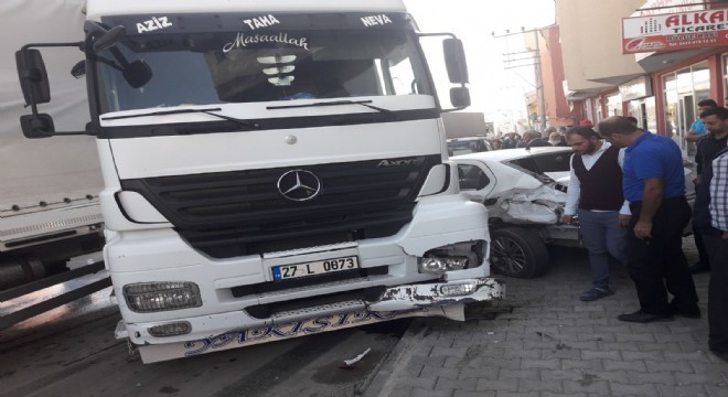 Aşkale'de trafik kazası: 3 yaralı