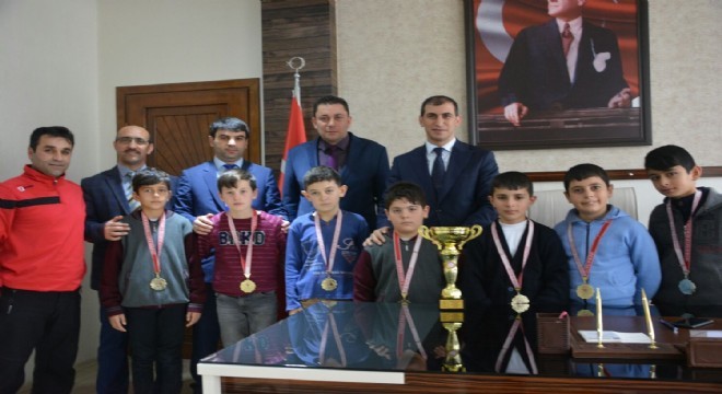 Aşkale'ye şampiyonluk kupasını getirdiler