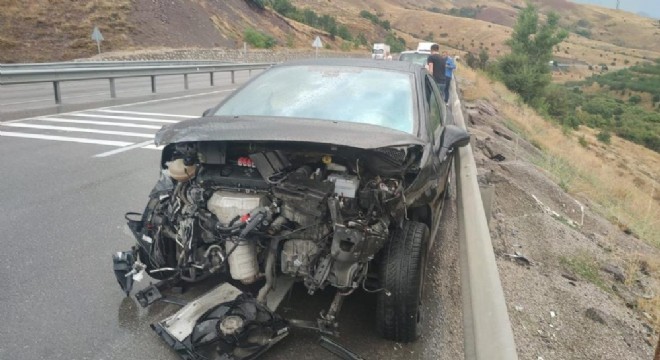 Aşkale'de otomobil bariyere çarptı: 1 yaralı