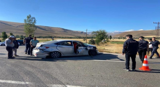 Bayburt yolunda otomobil ile çekici çarpıştı: 3 yaralı