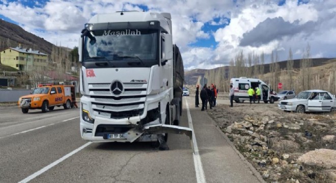 Bayburt yolunda tır ile otomobil çarpıştı: 3 yaralı