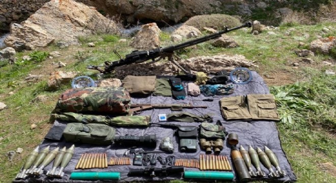 Başkale'de silah, mühimmat ve malzeme ele geçirildi