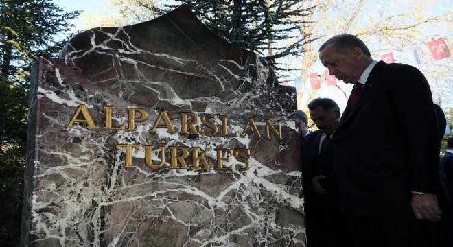Cumhurbaşkanı, Türkeş'in kabrini ziyaret etti