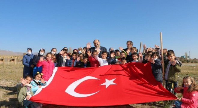 Cumhuriyet'in 98'inci yılında 98 fidan toprakla buluştu