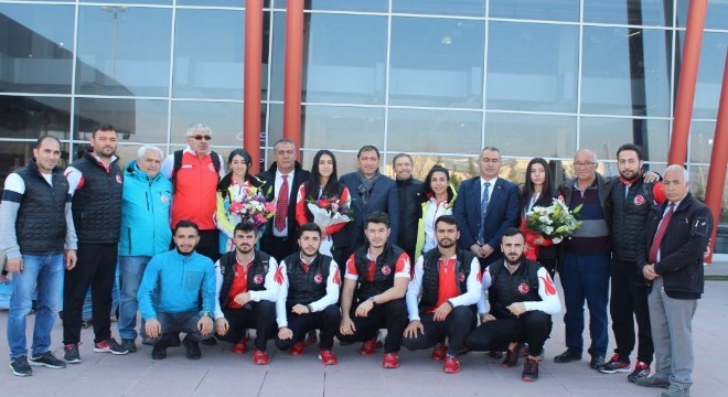 Curling Milli Takımı'na coşkulu karşılama
