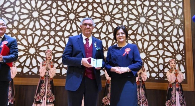 Dadaş Rektöre Kazakistan'dan madalya