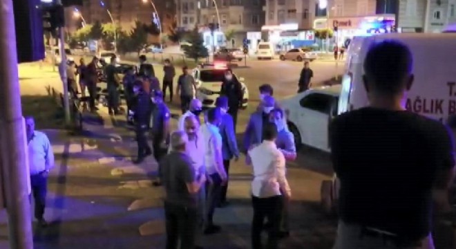 Dadaşkent'te düğünden dönen çift kaza yaptı