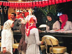 İslamcı çark AVM'yi karıştırdı