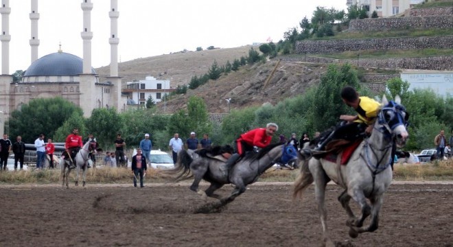 Dede Korkut'a hürmette yarıştılar