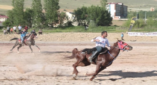 Dede Korkut anısına yarıştılar