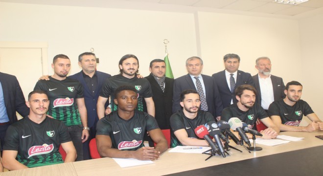 Denizlispor'da 8 futbolcu imza attı