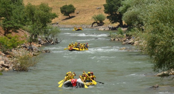 Doğu Anadolu'da fiziki mesafeli rafting