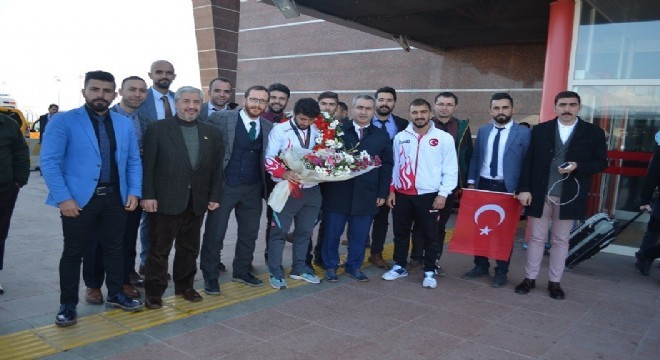 Dünya 3.'sü Gençoğlu'na coşkulu karşılama