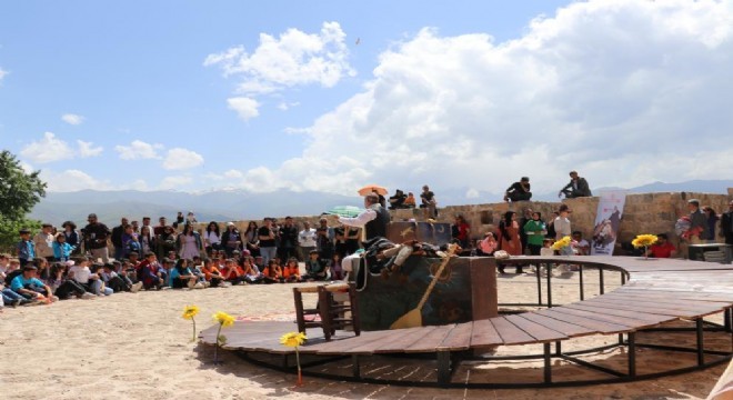 EDT ‘Dünyanın Eski Zamanlarında'yı sahneledi