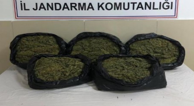 Elindeki çuvaldan 9 kilo esrar çıktı