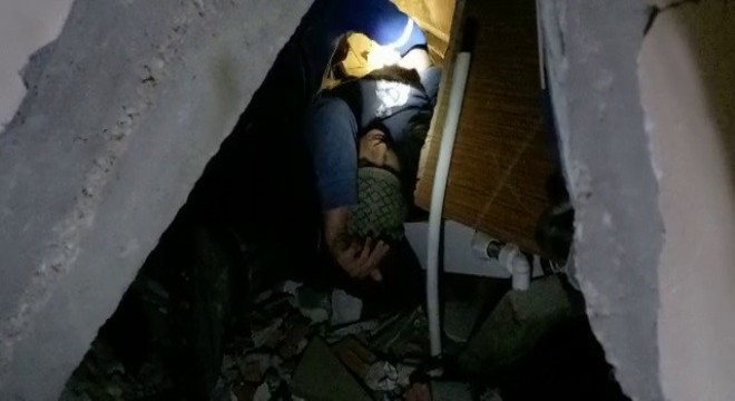 Enkazdan çıkarılan Eda'dan Erzurum ekibine teşekkür