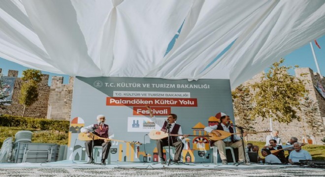 Erzurum Kalesi önünde aşıklar buluşması