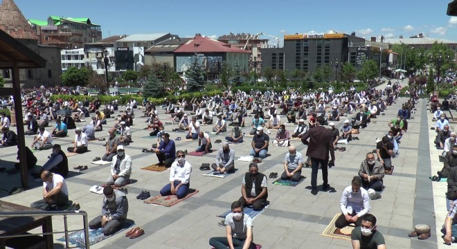 Erzurum'da cuma namazında meydanlar doldu taştı