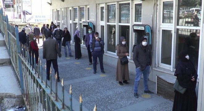 Erzurum'da polisten sosyal mesafe hassasiyeti