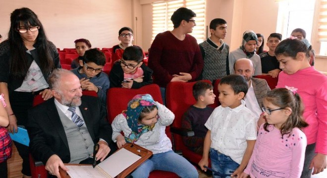 Görme engelli öğrencilere dijital Kur'an-ı Kerim dağıtıldı