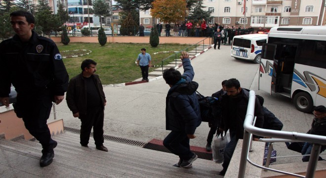 Gözaltındaki 51 astsubaydan 26'sı adliyede