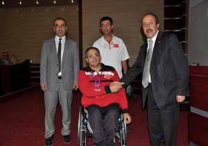 Meclisten Hancı'ya ödül ve övgü