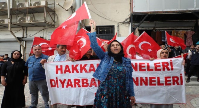 Hakkari'de annelerin evlat nöbeti devam ediyor