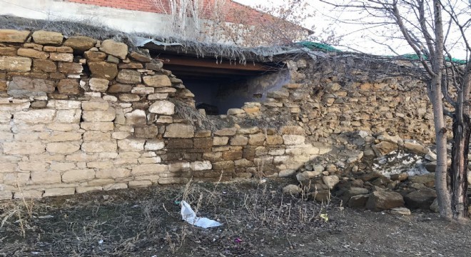 Horasan'da bazı toprak damlı evlerde hasar oluştu
