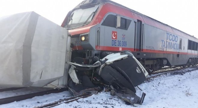 Horasan'da tren kamyonete çarptı: 1 yaralı
