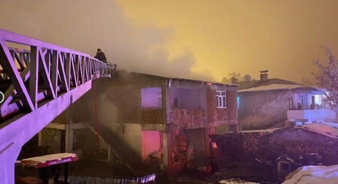 Horasan'da çatı yangını