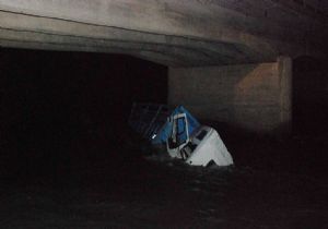 KAMYON DEREYE UÇTU: 1 ÖLÜ 1 YARALI