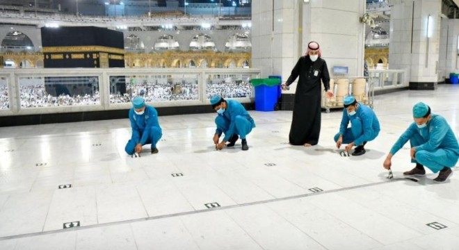 Kabe'de sosyal mesafe etiketleri çıkartıldı