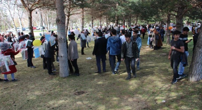 Kampüste ağaçlar kitap açtı