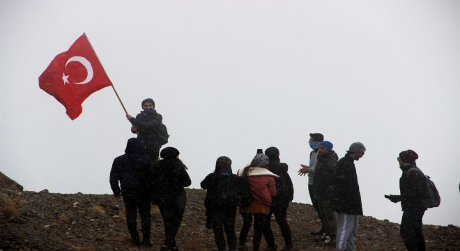 Kar yağışı altında ‘Cumhuriyet Tırmanışı'