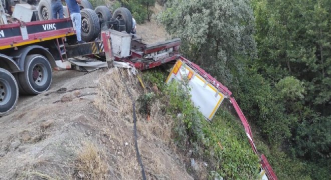 Kereste yüklü tır uçuruma yuvarlandı