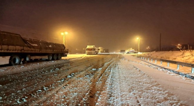 Kop Dağı Geçidi'nde buzlanma ulaşımı aksattı