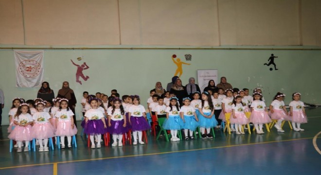 Kur'an kursu öğrencilerinden yılsonu programı coşkusu