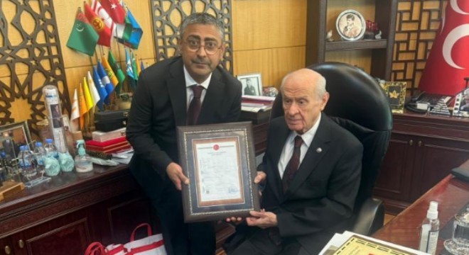 MHP İl binası tapusunu Bahçeli'ye takdim ettiler