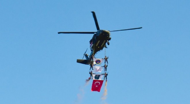 Malazgirt'te Çelik Kanatlar göz kamaştırdı
