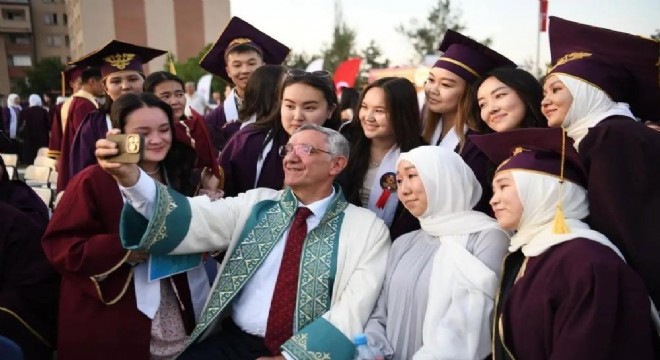 Manas'ta mezuniyet coşkusu