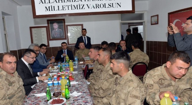 Memiş Mehmetçik'in sofrasında iftar açtı