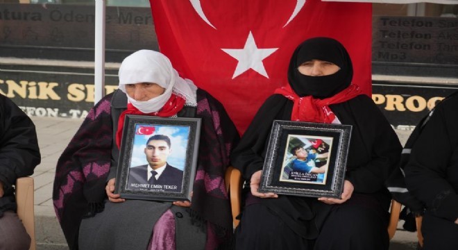 Muş'ta ailelerin evlat nöbeti devam ediyor