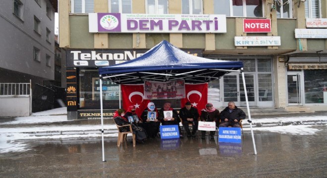 Muş'ta kar altında evlat nöbeti